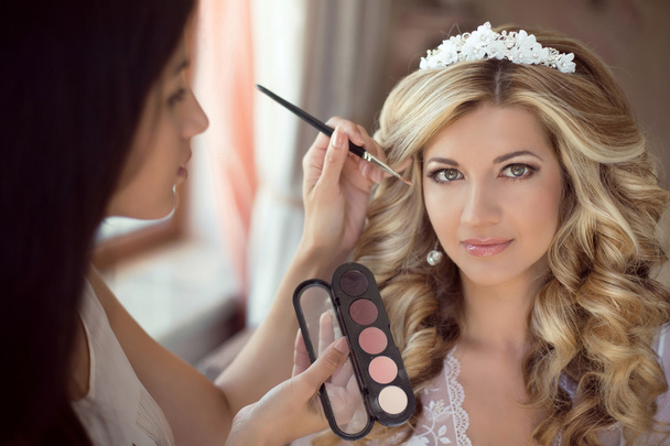 Professional Stylist makes makeup bride on the wedding day. Beau - Photo, Image