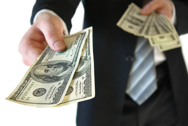 Un homme en costume d'affaires offre de l'argent
 - Photo, image