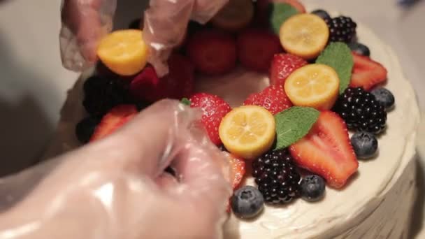 Decoração de bolo de morango de baga
 - Filmagem, Vídeo