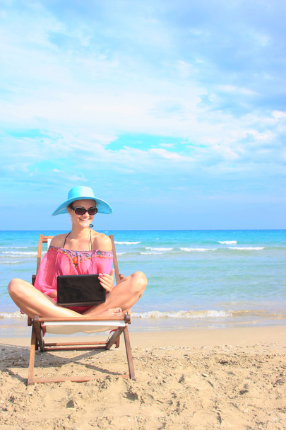 Using laptop on the beach - Zdjęcie, obraz