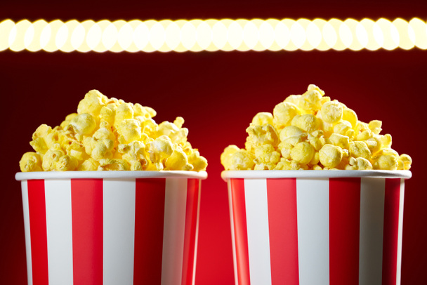 Misky naplněné Popcorn pro film noční červené pozadí - Fotografie, Obrázek