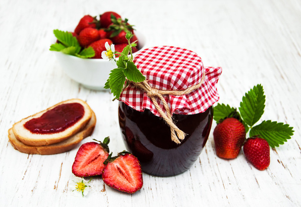 Μαρμελάδα φράουλα και νωπές φράουλες - Φωτογραφία, εικόνα