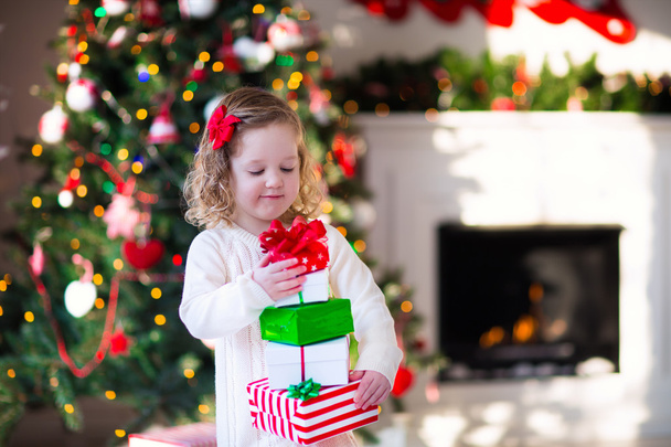 Holčička otevření dárky na Vánoce - Fotografie, Obrázek