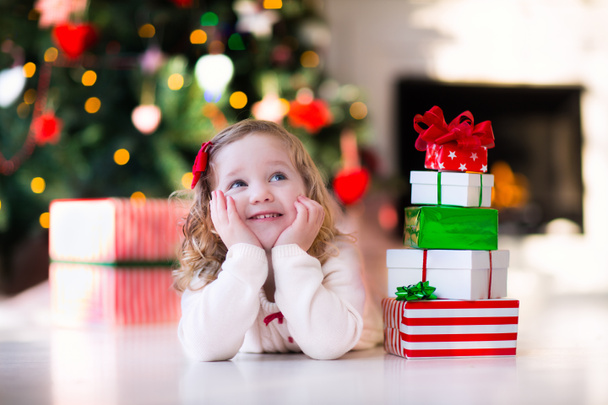 Niña abriendo regalos en la mañana de Navidad
 - Foto, imagen
