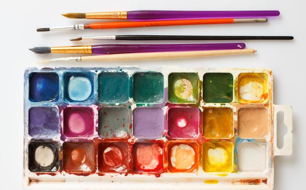 Box of paints and paint brushes - 写真・画像