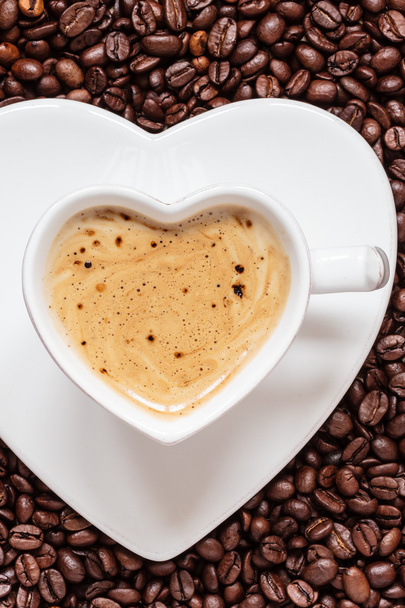 λευκή κούπα καφέ σε σχήμα καρδιάς με καπουτσίνο - Φωτογραφία, εικόνα