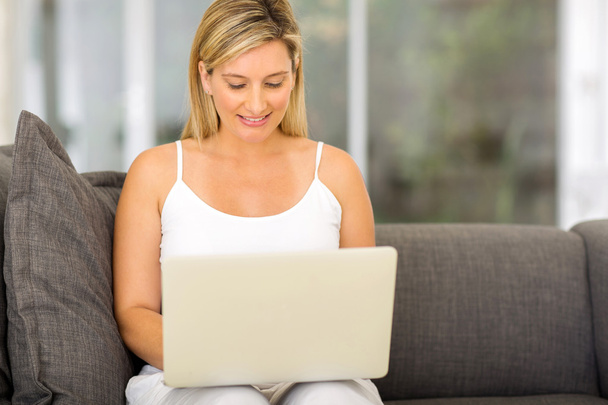 woman with laptop at home - Foto, Imagem