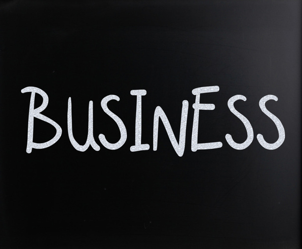 het woord "business" met de hand geschreven met wit krijt op een schoolbord - Foto, afbeelding