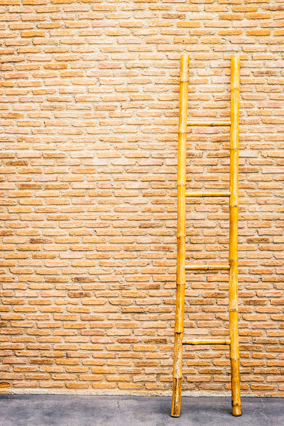Drewniane schody na mur z cegły - Zdjęcie, obraz