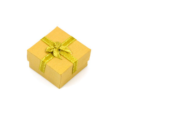 Золота коробка для гіффу на білому тлі
 - Фото, зображення