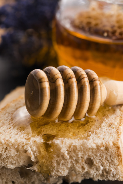 Pane e barattolo di miele di lavanda
 - Foto, immagini