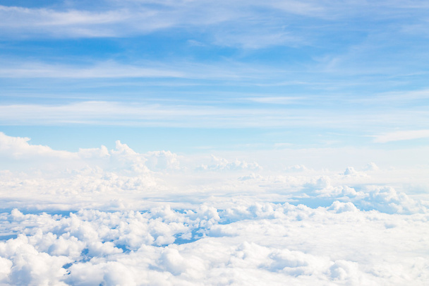weiße, flauschige Wolken am blauen Himmel - Foto, Bild