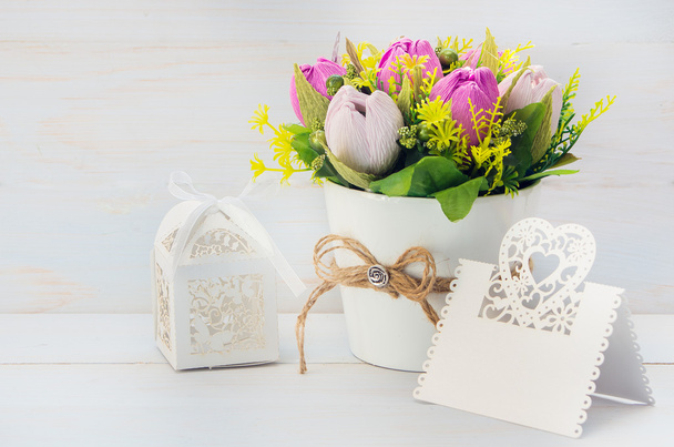 Flor decorativa en maceta y regalo con tarjeta
 - Foto, imagen