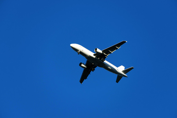 Пассажирский самолет против голубого неба
 - Фото, изображение