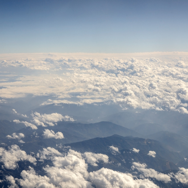 Ködös hegyek a háttérben ég - Fotó, kép