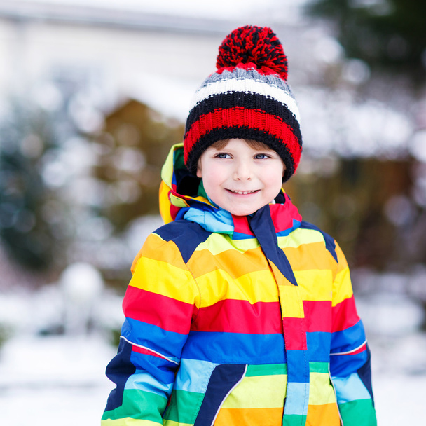 Πορτρέτο του μικρού αγοριού στο πολύχρωμα ρούχα το χειμώνα, υπαίθρια  - Φωτογραφία, εικόνα