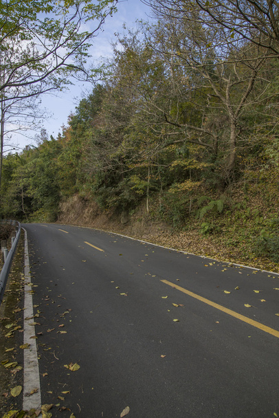 Гірський вигин дороги, автомобільний рекламний фон
, - Фото, зображення