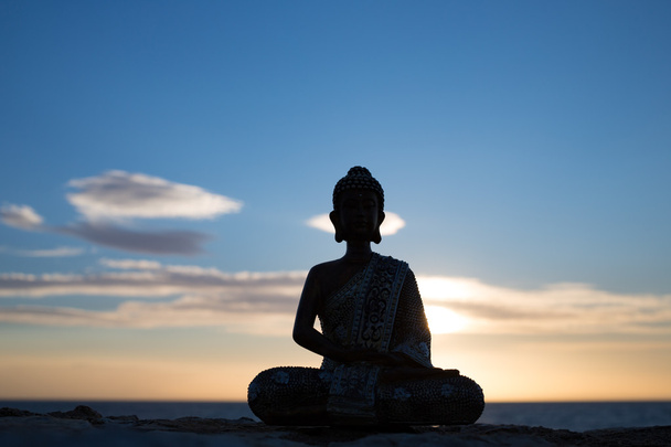 силует статуї Будди перед заходом сонця
 - Фото, зображення