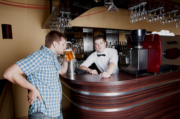 Adam barda bira tadımı - Fotoğraf, Görsel