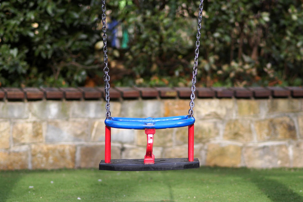 Красные и синие качели на детской площадке
 - Фото, изображение
