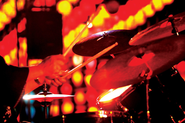 Unbekannter Jazz-Schlagzeuger trommelt bei Musikfestival in Chiang - Foto, Bild