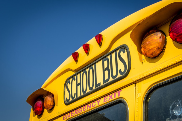 Zbliżenie z autobusu szkolnego z tyłu światła stop i widoczne Wyjście awaryjne - Zdjęcie, obraz