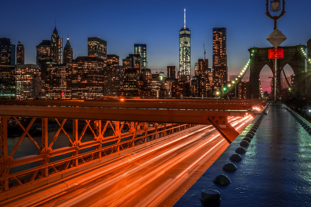 Puente de Brooklyn por la noche con senderos ligeros formados por los coches en movimiento
 - Foto, imagen