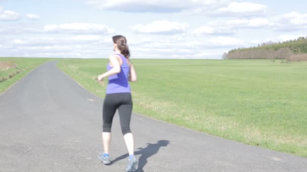 jeune femme en équipement de sport jogging en plein air
 - Séquence, vidéo