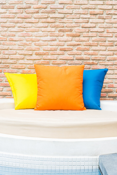 almohadas de colores en la cama
 - Foto, Imagen