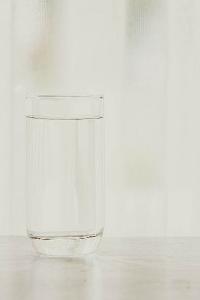 sklenici čerstvé vody - Fotografie, Obrázek