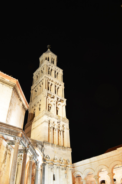 torre de la Catedral de Saint Duje dividida por la noche
 - Foto, imagen