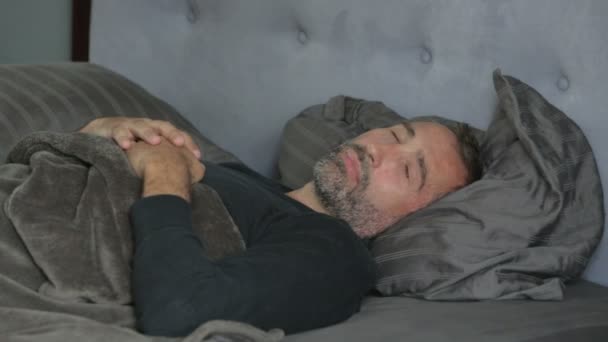 man lying in bed and sleeping - Záběry, video