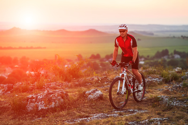 Ποδηλάτης ιππασίας σε ποδήλατο στα βουνά - Φωτογραφία, εικόνα