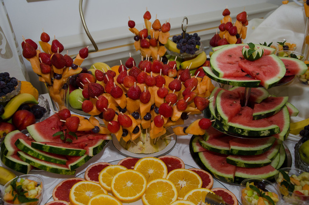 Красива фруктова композиція для весілля
 - Фото, зображення