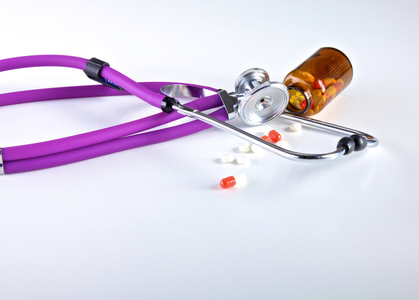 orvosi sztetoszkóppal Pills elszigetelt fehér background - Fotó, kép
