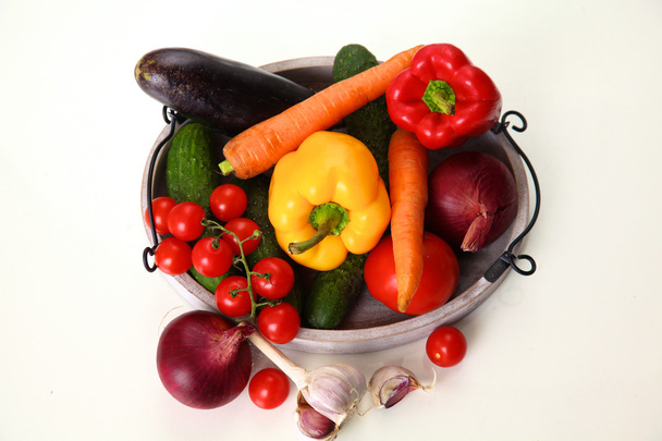 Свежие осенние овощи на белом фоне
 - Фото, изображение