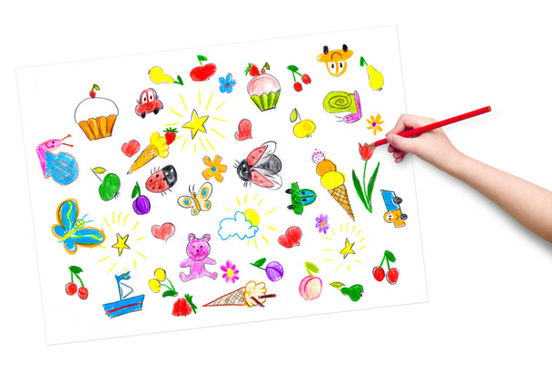 gyermek kézzel, ceruzával kép rajzolása - Fotó, kép
