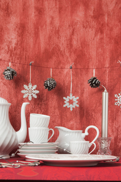 Karácsonyi dekoráció Asztal megjelenítése egyszerű és elegáns stílusban. - Fotó, kép