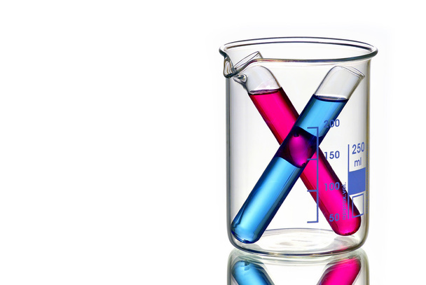 Tubos de prueba aislados en el vaso de precipitados Creación de Big X
 - Foto, Imagen