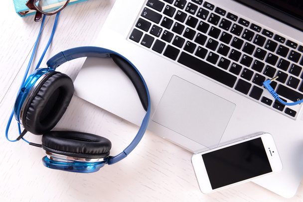 Headphones and other devices on worktop, closeup - Foto, imagen