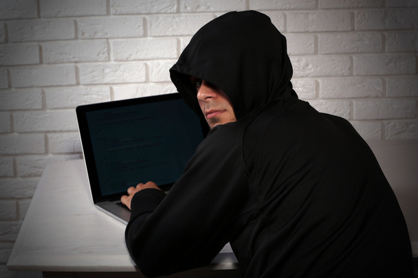 hacker s laptopem  - Fotografie, Obrázek