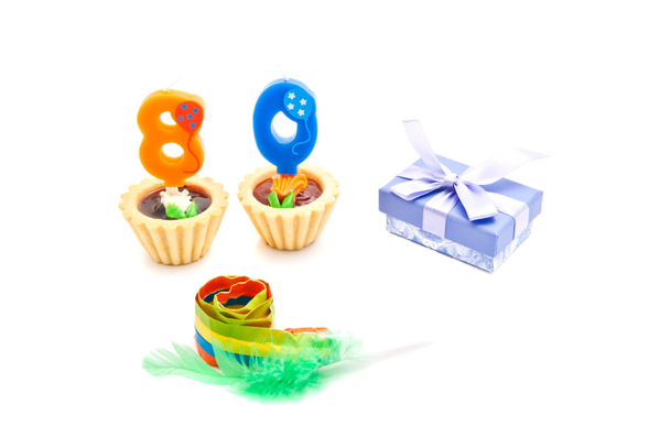 a nyolcvan éves születésnapi gyertyák, whistle és ajándék sütemény  - Fotó, kép