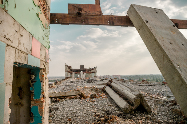 разрушенное промышленное здание
 - Фото, изображение