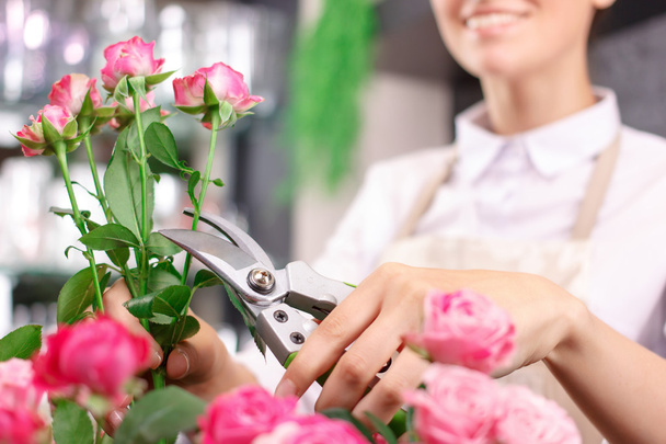 Woman working in flower shop - Fotoğraf, Görsel