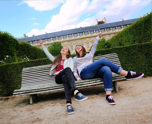 glücklich schöne Studentinnen in Paris - Foto, Bild