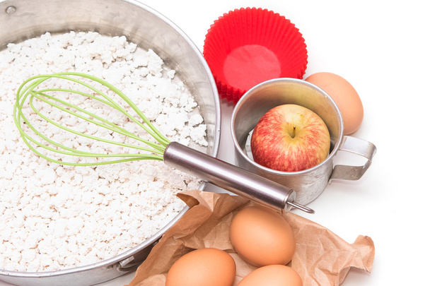 Zutaten und Werkzeuge für einen Kuchen, Mehl, Apfel und Ei - Foto, Bild