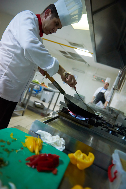 chef preparando verduras con fuego
 - Foto, Imagen