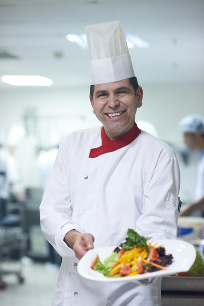 шеф-повар с видом на кухню отеля, вкусные овощи и мясо
 - Фото, изображение