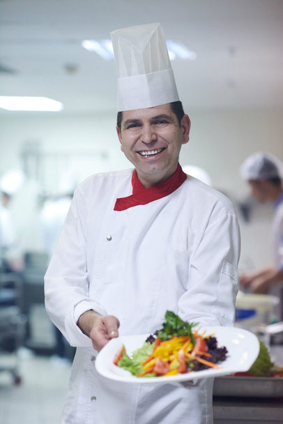 шеф-повар с видом на кухню отеля
 - Фото, изображение