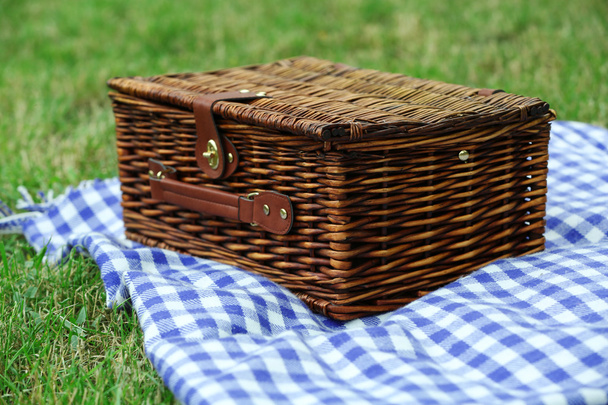 Wicker picnic basket    - Foto, afbeelding